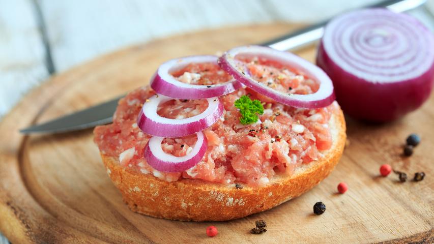 Frisches Bratwurstgehäck: eine der Spezialitäten der Lindelburger Wurschtkärwa. Frisches Bratwurstgehäck: eine der Spezialitäten der Lindelburger Wurschtkärwa.