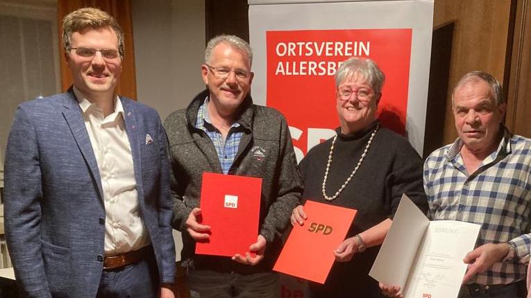 Marktrat Markus Fiegl ehrte für langjährige Mitgliedschaft Peter Rösch (35), Ilse Lontke (50) und Herbert Wildfeuer (15).