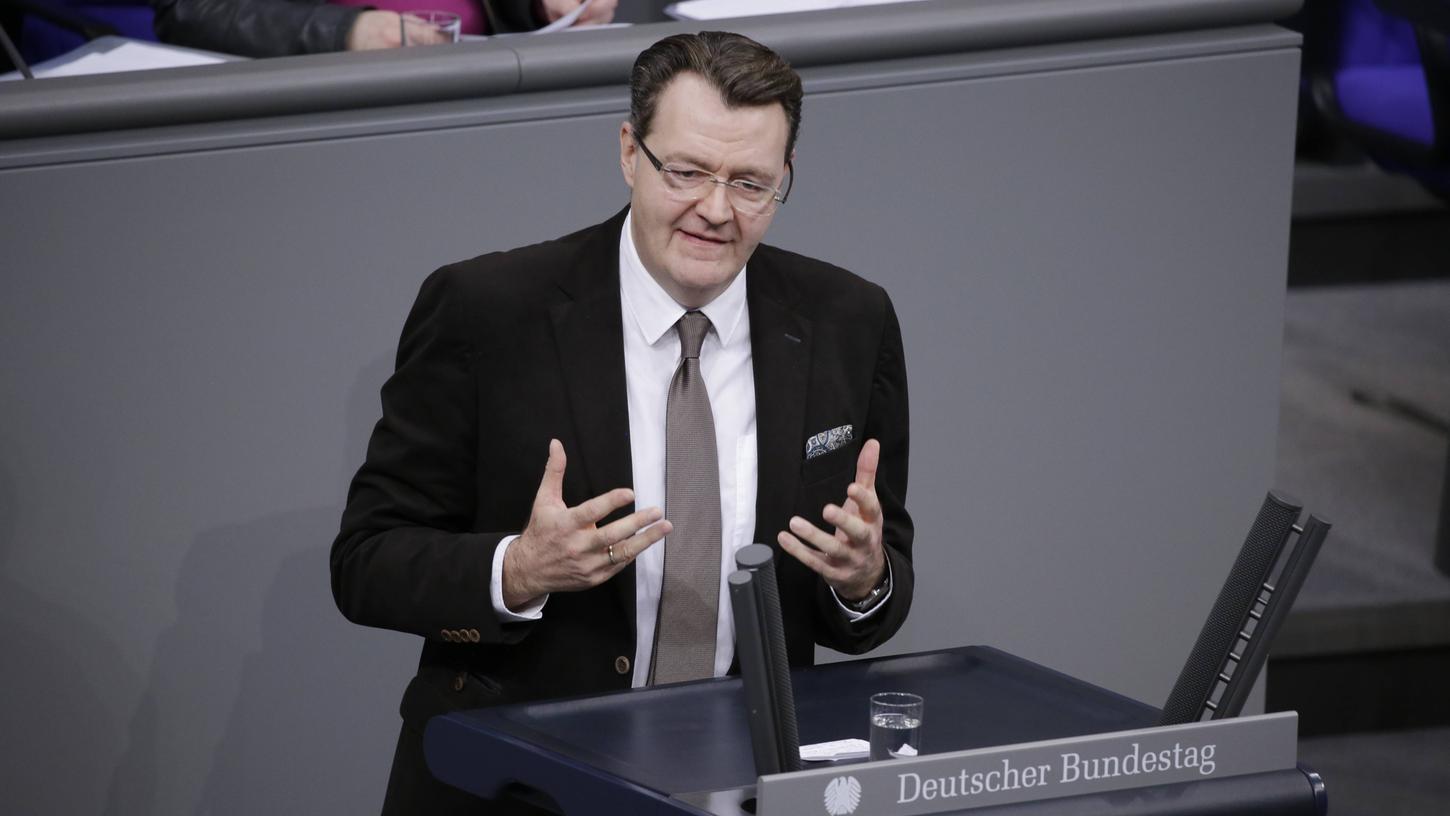 Fraktionsjustiziar Michael Frieser am Rednerpult des Bundestages.