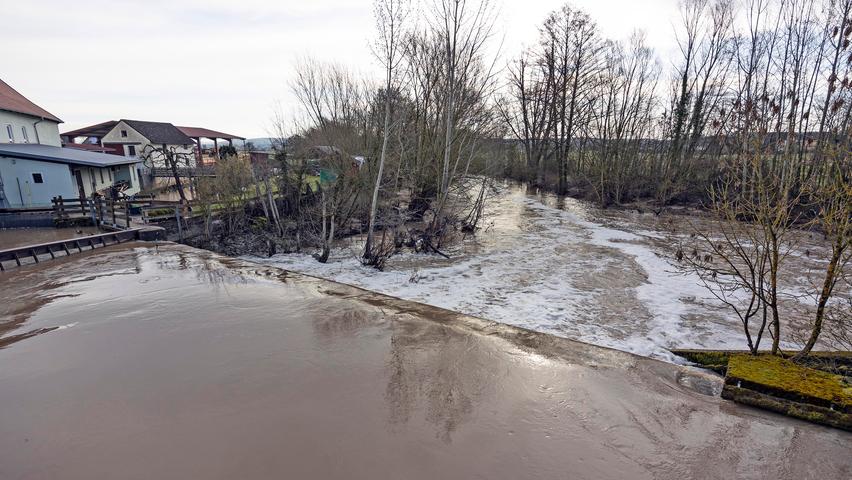 In Aisch donnert der gleichnamige Fluss mit lautem Tosen über das dortige Stauwehr. In Aisch donnert der gleichnamige Fluss mit lautem Tosen über das dortige Stauwehr.