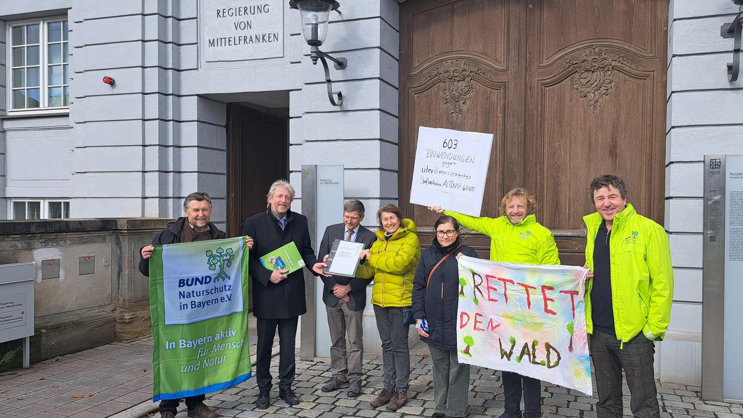 Vor dem Schloss, in dem die Regierung von Mittelfranken in Ansbach residiert, übergeben die Aktiven des Bund Naturschutz ihre gesammelten Unterschriften.