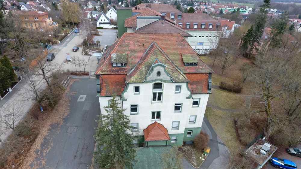 Das Gebäude erhalten, in bezahlbaren Wohnraum umbauen und das Parkgelände für die Allgemeinheit nutzbar machen - das wünscht sich eine Interessengemeinschaft aus Hersbrucker Bürgerinnen und Bürger. Am Bieterverfahren aber will sich die Gruppe nicht beteiligen, weil sie sich keinerlei Chancen ausrechnet.  