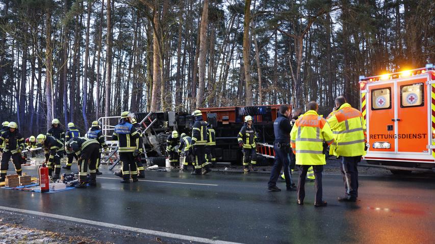 Laster kollidiert bei Fürth mit Auto und kippt um: Zwei Schwerverletzte