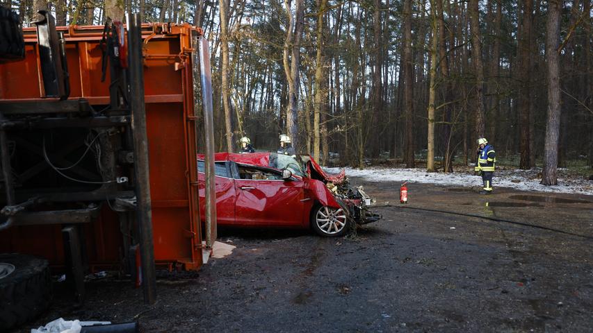 Laster kollidiert bei Fürth mit Auto und kippt um: Zwei Schwerverletzte