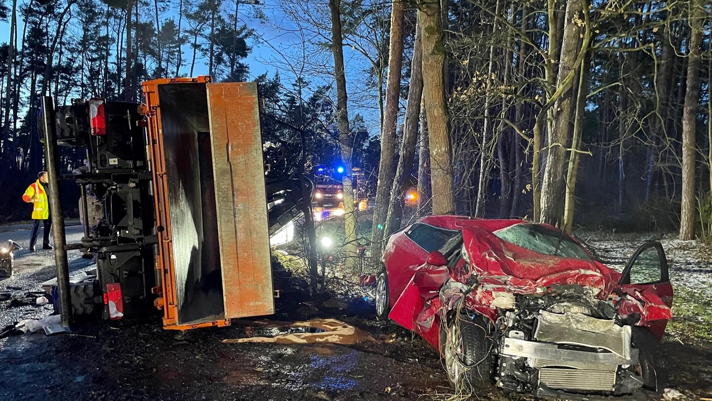 Ein Auto und ein Lastwagen sind am Mittwoch auf der Stadelner Hauptstraße bei Fürth miteinander kollidiert, zahlreiche Helfer rückten aus. Ein Auto und ein Lastwagen sind am Mittwoch auf der Stadelner Hauptstraße bei Fürth miteinander kollidiert, zahlreiche Helfer rückten aus.
