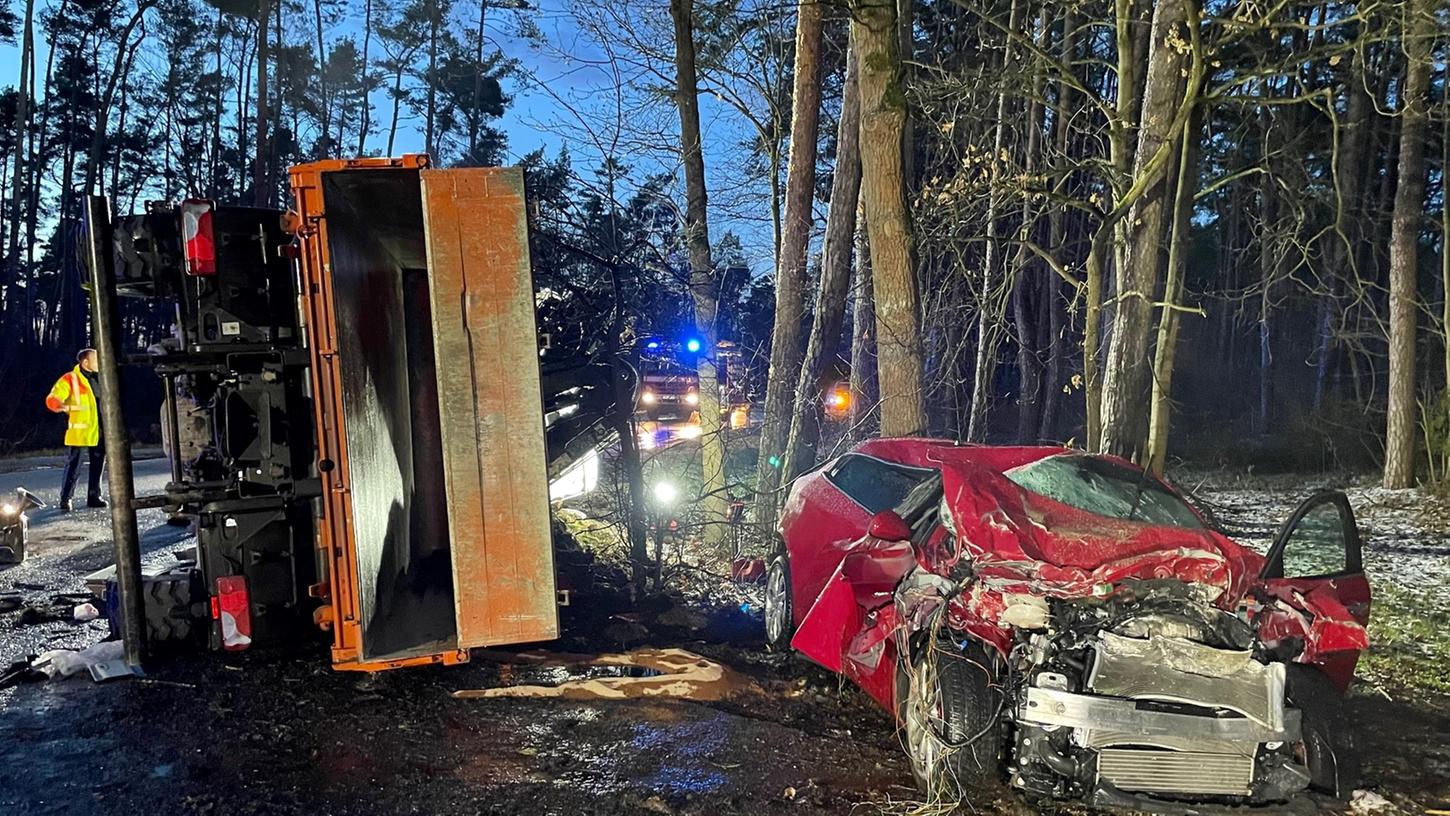 Ein Auto und ein Lastwagen sind am Mittwoch auf der Stadelner Hauptstraße bei Fürth miteinander kollidiert, zahlreiche Helfer rückten aus. 