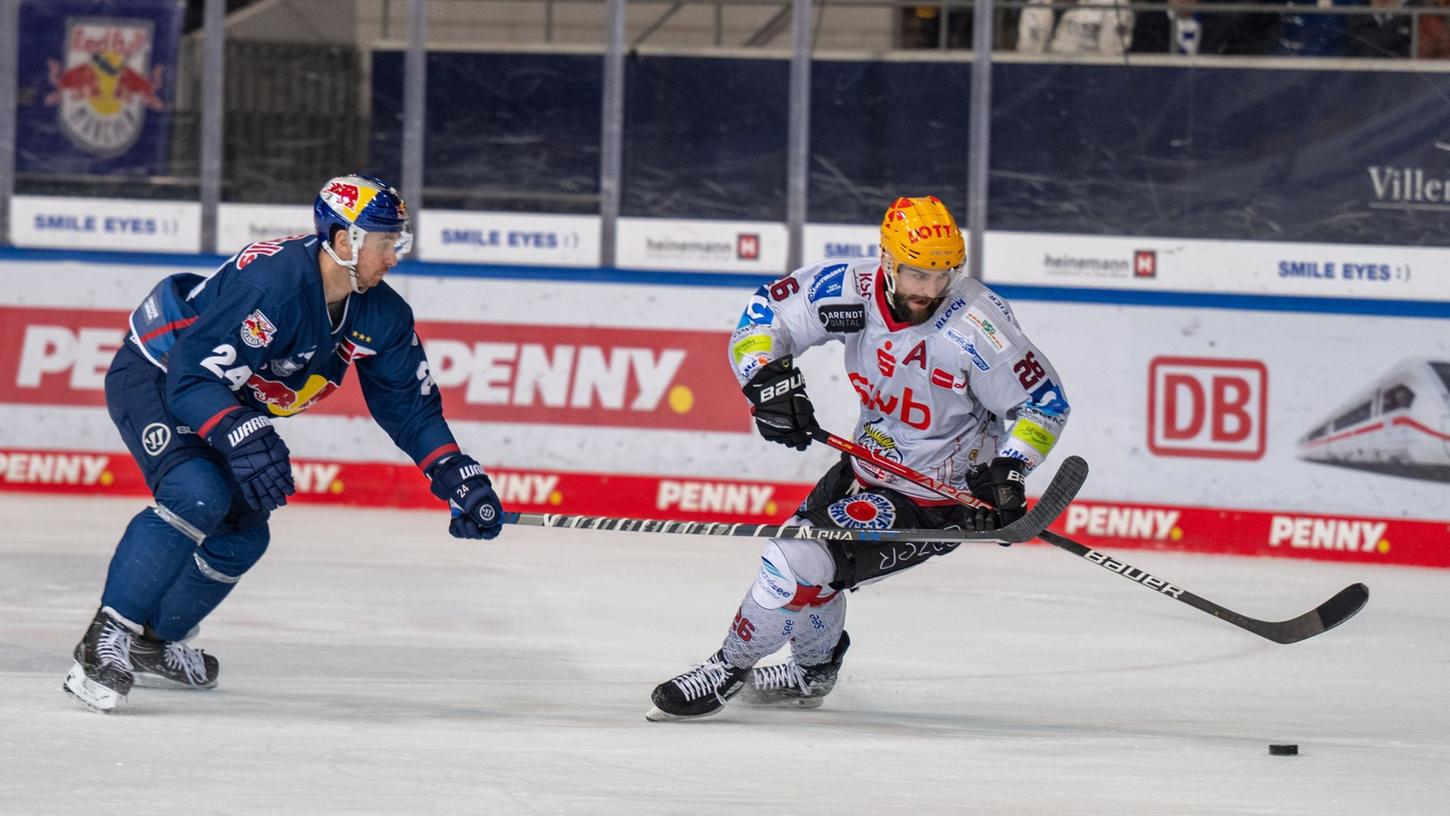 Der Bremerhavener Dominik Uher (r) behauptet den Puck gegen Jonathon Blum aus München.