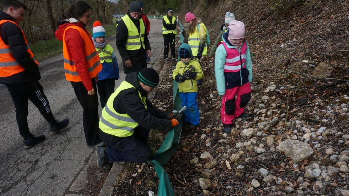 Bei der Erbmühle im Tale der Weißen Laaber haben freiwillige Helfer und Helferinnen einen Krötenschutzzaun aufgebaut. Bei der Erbmühle im Tale der Weißen Laaber haben freiwillige Helfer und Helferinnen einen Krötenschutzzaun aufgebaut.