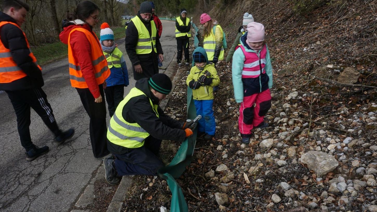 Bei der Erbmühle im Tale der Weißen Laaber haben freiwillige Helfer und Helferinnen einen Krötenschutzzaun aufgebaut.