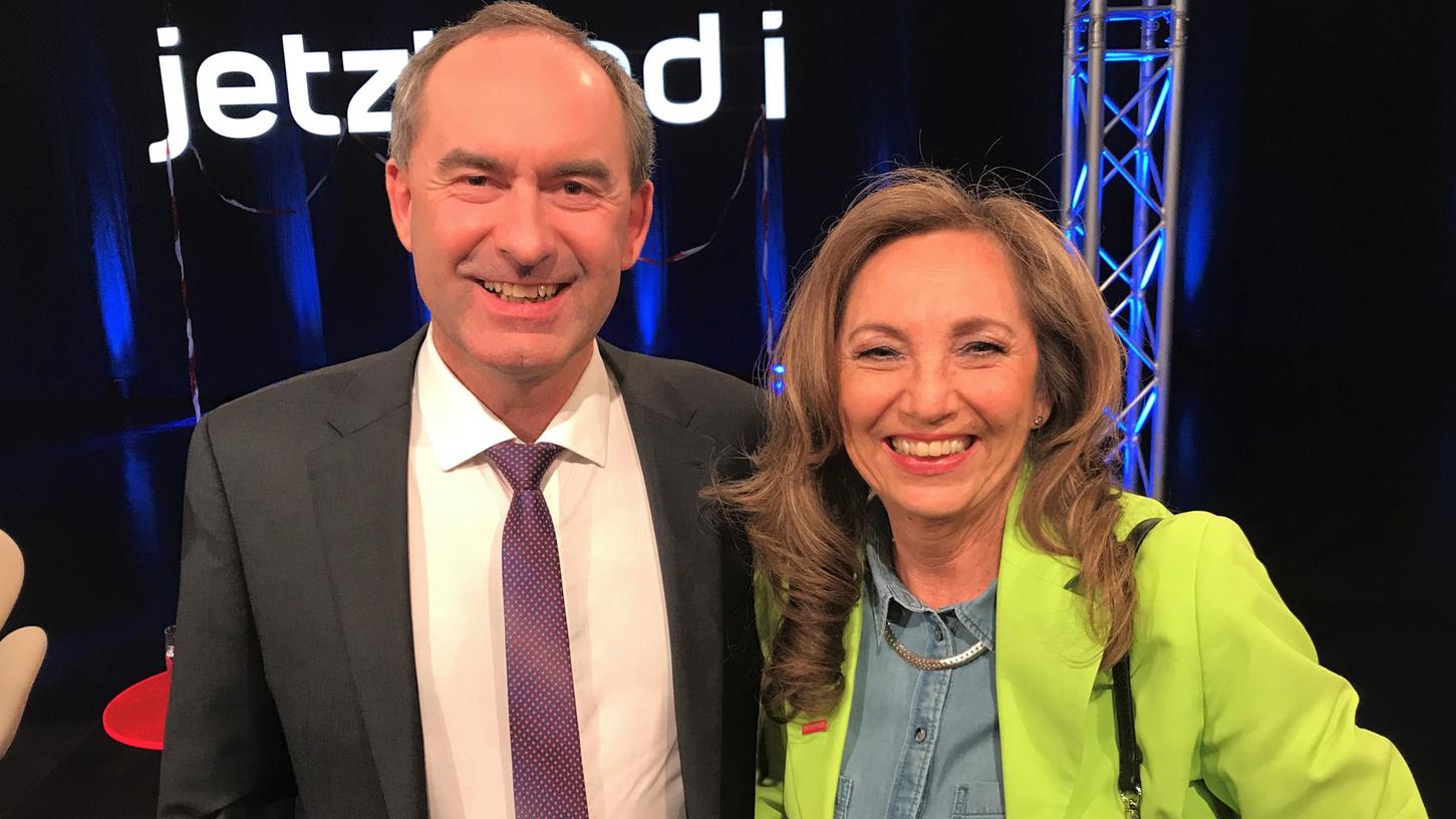 Elisabeth Würz, Obermeisterin der Neumarkter Friseurinnung, mit Wirtschaftsminister Hubert Aiwanger bei der Sendung "Jetz red i".