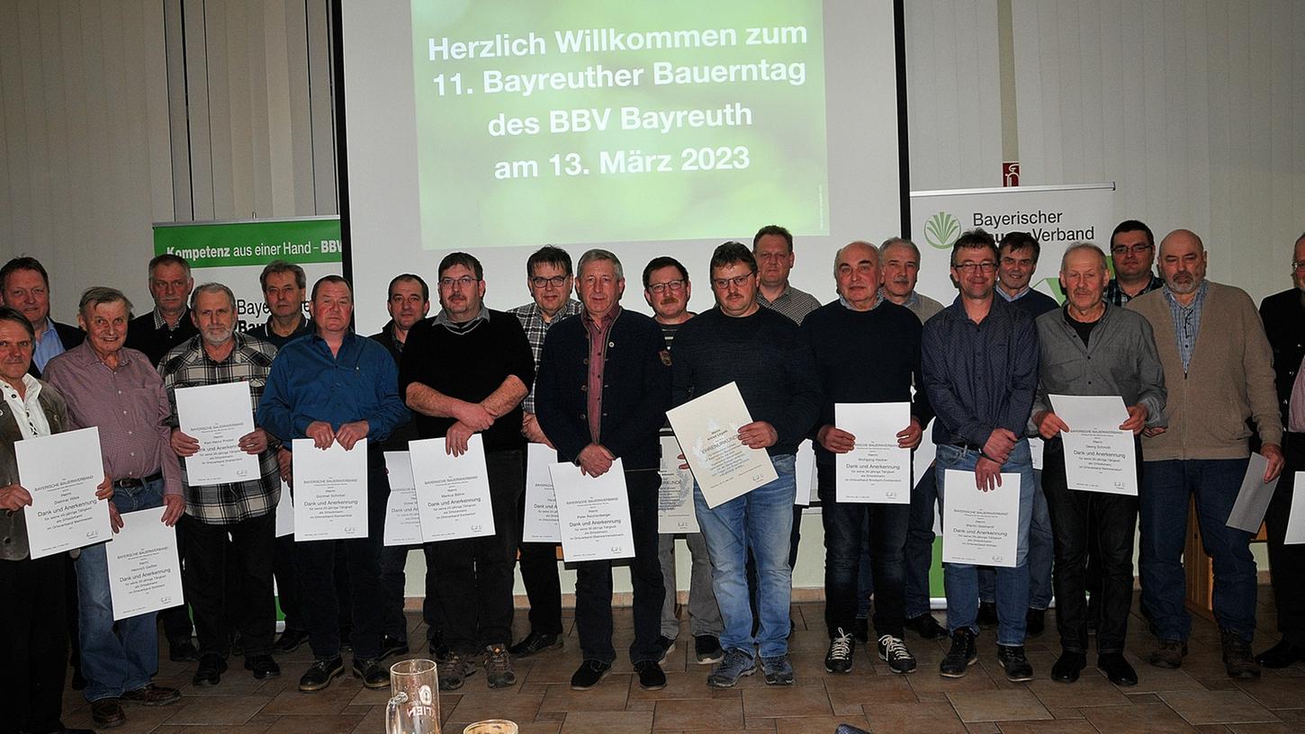 Zahlreiche aktive Ortsobmänner wurden beim Bayreuther Bauerntag in der Tierzuchtklause ausgezeichnet