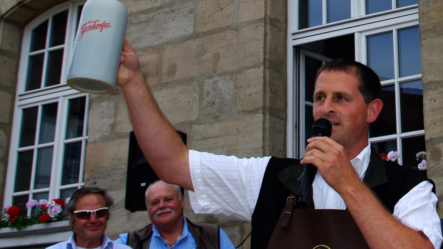 Bierprobe: Bürgermeister Jürgen Habel beim Anstich vor dem Rathaus auf der Langenzenner Kirchweih.   