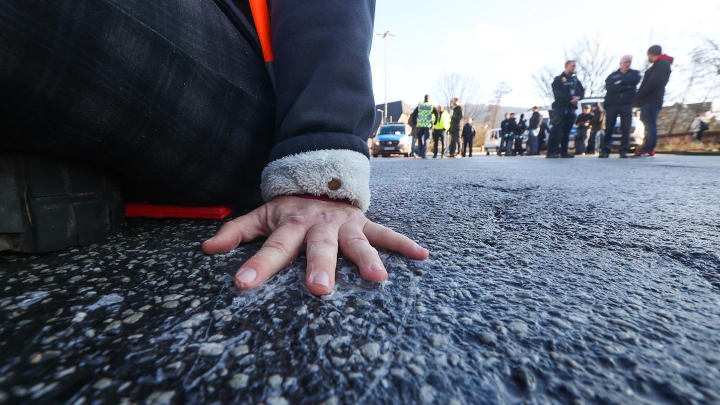 Mit Protestaktionen sorgen Klimaaktivisten bundesweit für Aufsehen. Mit Protestaktionen sorgen Klimaaktivisten bundesweit für Aufsehen.