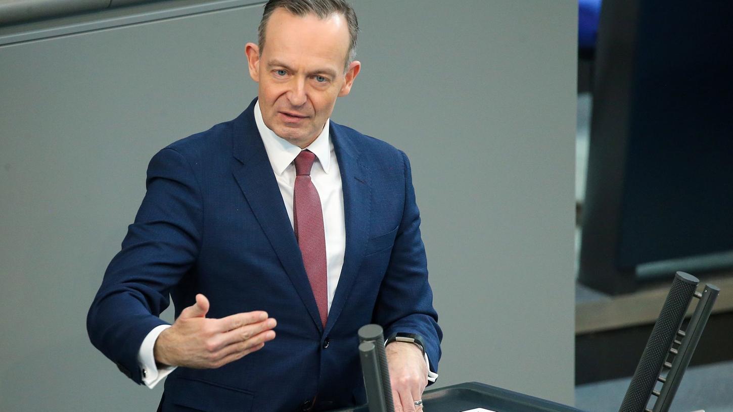Bundesverkehrsminister Volker Wissing spricht im Bundestag über das 49-Euro-Ticket im ÖPNV.