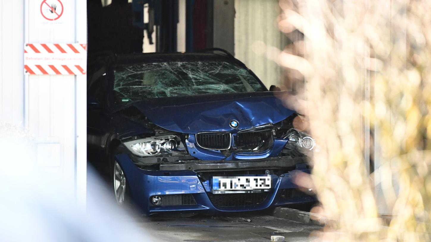 Der automatikgetriebener BMW rollte los und krachte einem Seat, der unter der Trocknung stand, ins Heck.