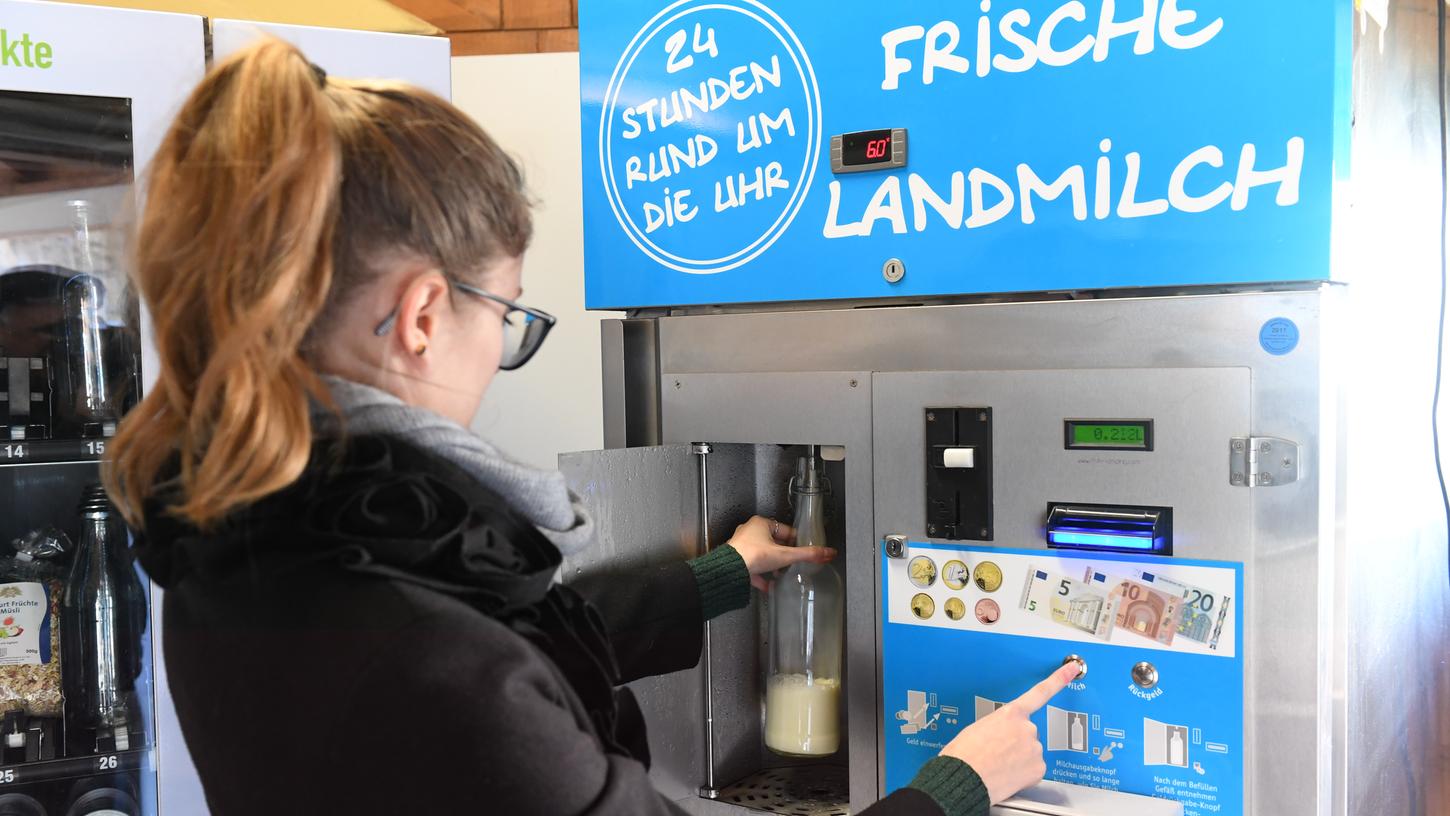 Selbst die Milch aus dem Automaten zapfen - das geht in Gosberg bei der Milchtankstelle von Dominik Galster.
