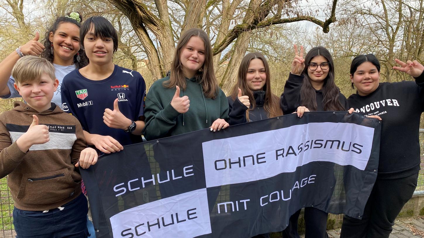 Sie gehören zu den Schülerinnen und Schülern, die am Vormittag des 24. März in der Nürnberger Innenstadt für das Thema Rassismus sensibilisieren wollen. Links hinten: Workshop-Leiterin Abyan Nur.  