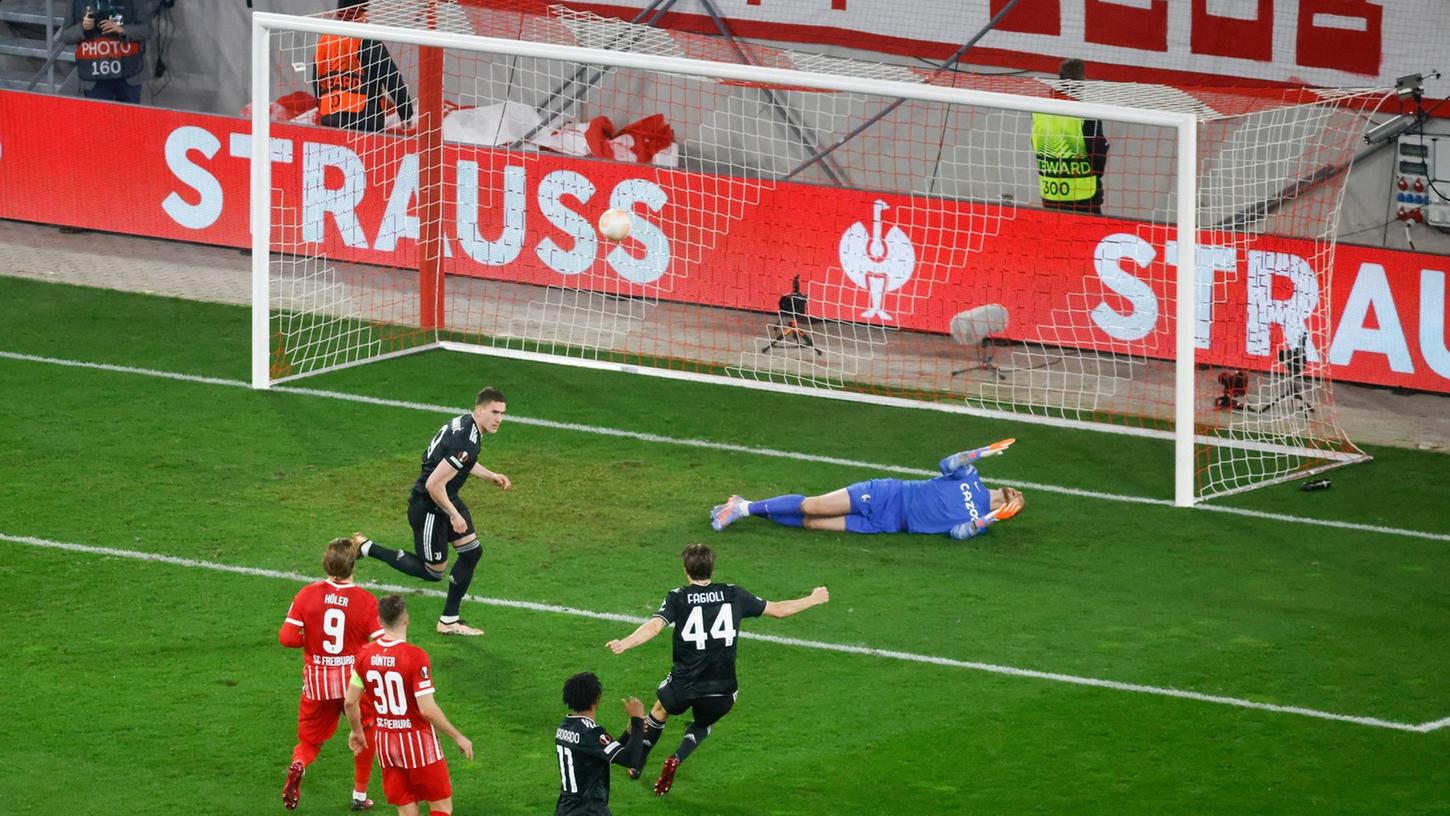 Unglücklich: Juve-Profi Dusan Vlahovic (M.) traf per Elfmeter gegen Mark Flekken. Unglücklich: Juve-Profi Dusan Vlahovic (M.) traf per Elfmeter gegen Mark Flekken.
