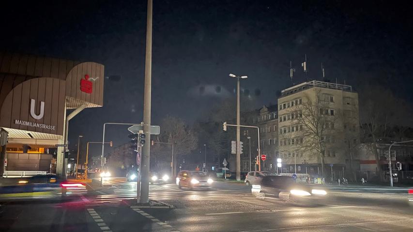 Während der Verkehr in der Maximilianstraße relativ geregelt seinen Gang lief, und die Polizei nur von außen beobachten musste...