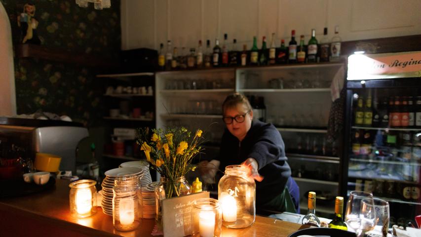Auch für sie und ihre Gäste kam der plötzliche Stromausfall überraschend: Um sich zu helfen, stellte eine Gaststätten-Mitarbeiterin Kerzen bereit.