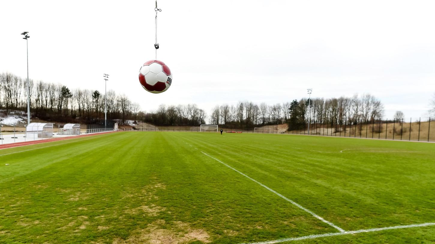 Ein Kopfball-Pendel für das Fußballtraining. Ein Kopfball-Pendel für das Fußballtraining.