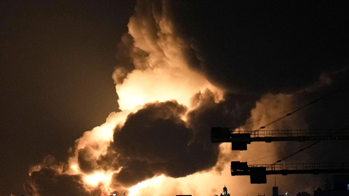 Eine Explosion und eine riesige Rauchwolke in der Nähe der Rennstrecke von Dschidda haben im Formel-1-Fahrerlager in Saudi-Arabien Sorgen ausgelöst. Eine Explosion und eine riesige Rauchwolke in der Nähe der Rennstrecke von Dschidda haben im Formel-1-Fahrerlager in Saudi-Arabien Sorgen ausgelöst.