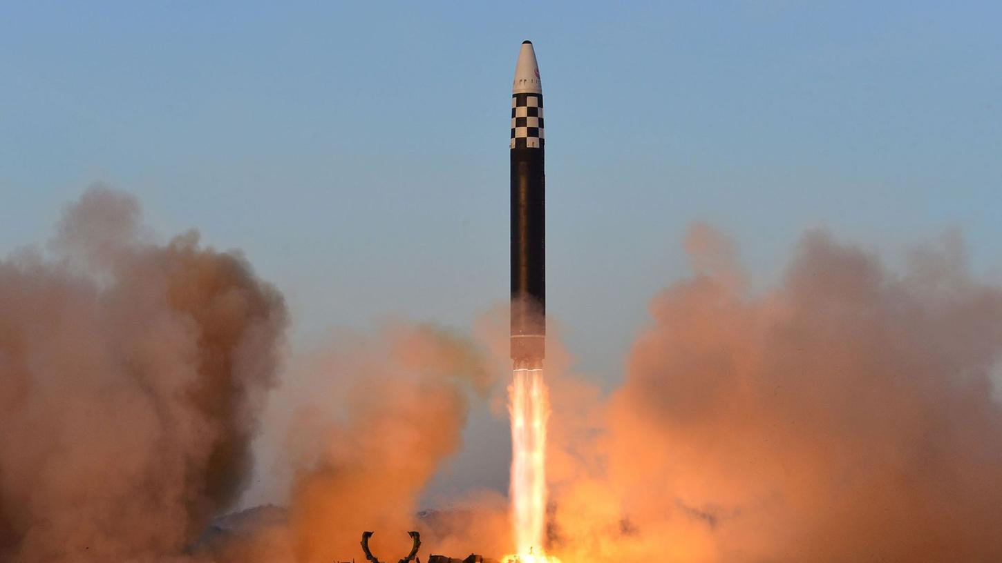 Dieses Bild wurde von der staatlichen nordkoreanischen Nachrichtenagentur KCNA zur Verfügung gestellt. Es zeigt nach Angaben von KCNA den Test einer Interkontinentalrakete vom Typ "Hwasong-17" in Pjöngjang am 16.03.2023. Der Inhalt kann nicht unabhängig verifiziert werden. Dieses Bild wurde von der staatlichen nordkoreanischen Nachrichtenagentur KCNA zur Verfügung gestellt. Es zeigt nach Angaben von KCNA den Test einer Interkontinentalrakete vom Typ "Hwasong-17" in Pjöngjang am 16.03.2023. Der Inhalt kann nicht unabhängig verifiziert werden.