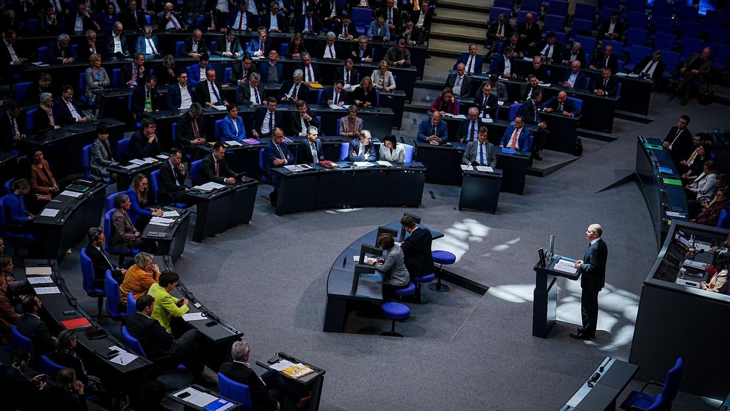 Heute stimmt der Bundestag über die Wahlrechtsreform ab. Aktuell sitzen dort 736 Abgeordnete. Der Ampel-Vorschlag sieht vor, dass das Parlament wieder auf 630 Mandate verkleinert wird.