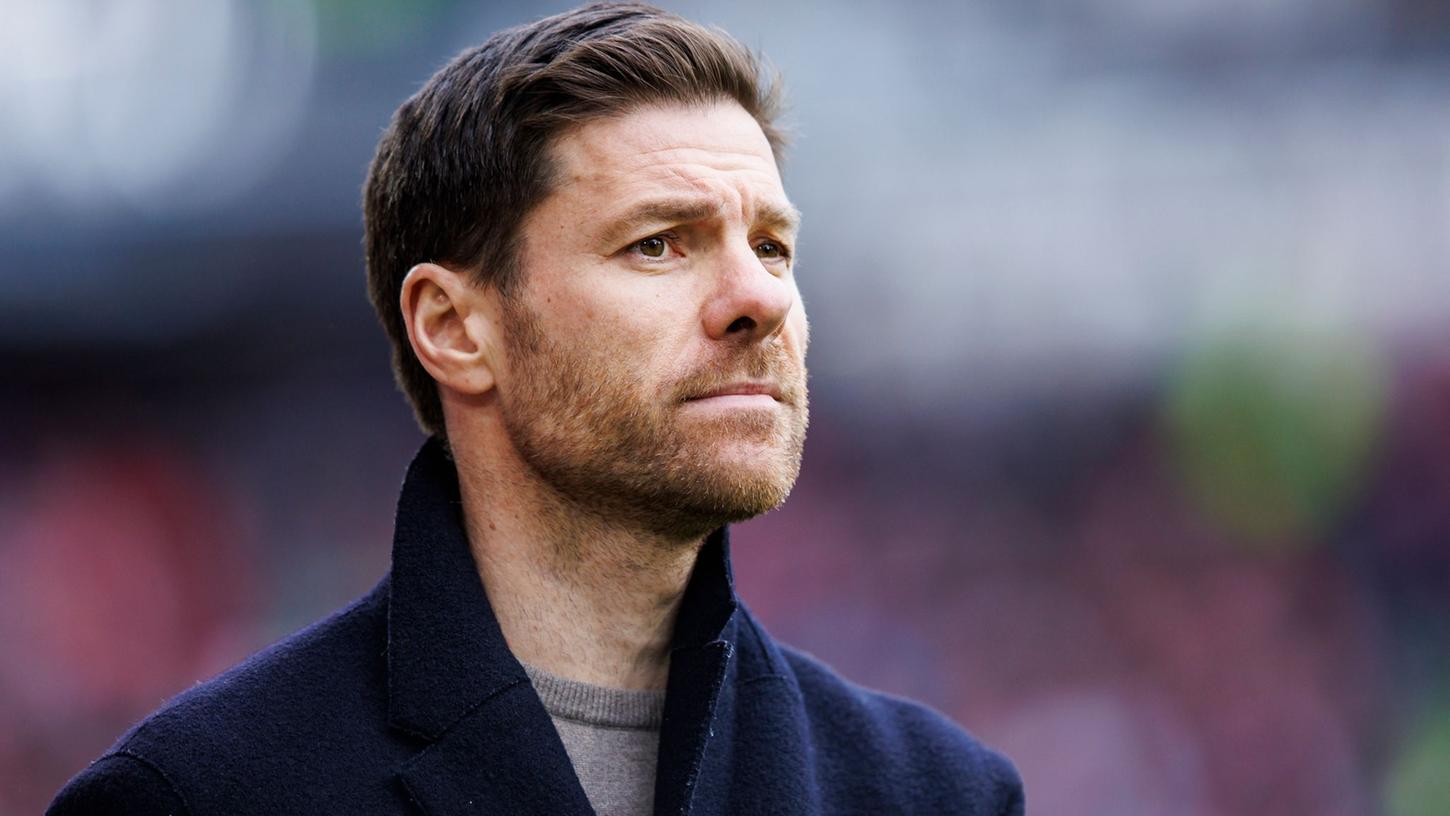 Leverkusens Trainer Xabi Alonso im Stadion. Leverkusens Trainer Xabi Alonso im Stadion.