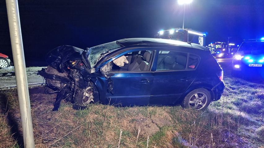 Auch die Opel-Fahrerin und ihr 34 Jahre alter Beifahrer aus Regensburg erlitten schwere Verletzungen und wurden ins Krankenhaus eingeliefert.