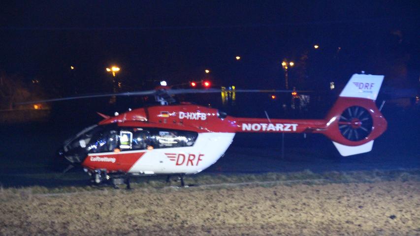 Bei dem Zusammenstoß wurde die 33 Jahre alte Hyundai-Fahrerin aus Regensburg schwerstverletzt und musste mit einem Rettungshubschrauber ins Krankenhaus gebracht werden.