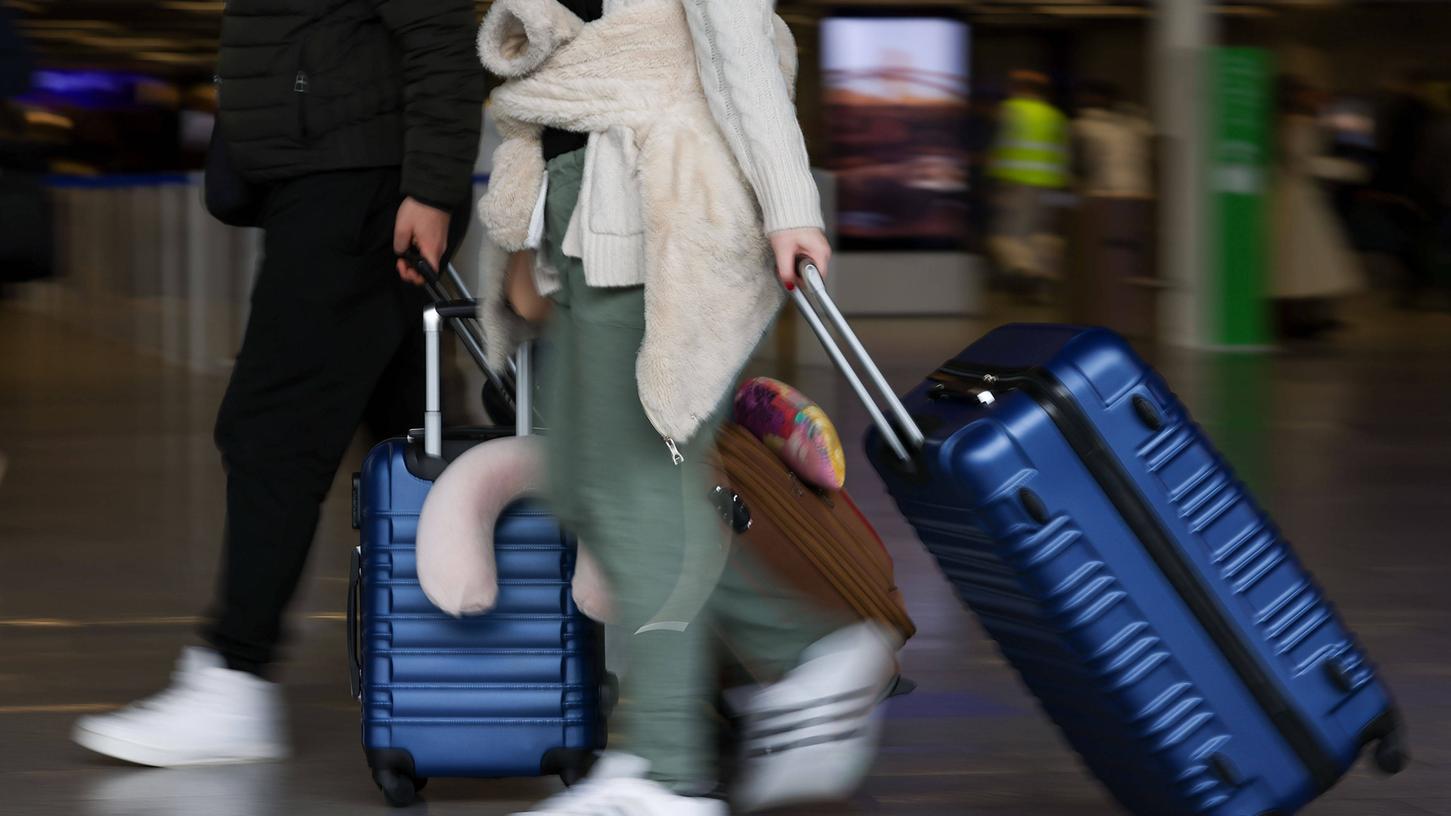 "Jeder Fluggast kann bis zu drei aufgegebene Gepäckstücke mit einem Gewicht von jeweils 20 Kilogramm erwerben", so Ryanair. (Symbolbild) "Jeder Fluggast kann bis zu drei aufgegebene Gepäckstücke mit einem Gewicht von jeweils 20 Kilogramm erwerben", so Ryanair. (Symbolbild)