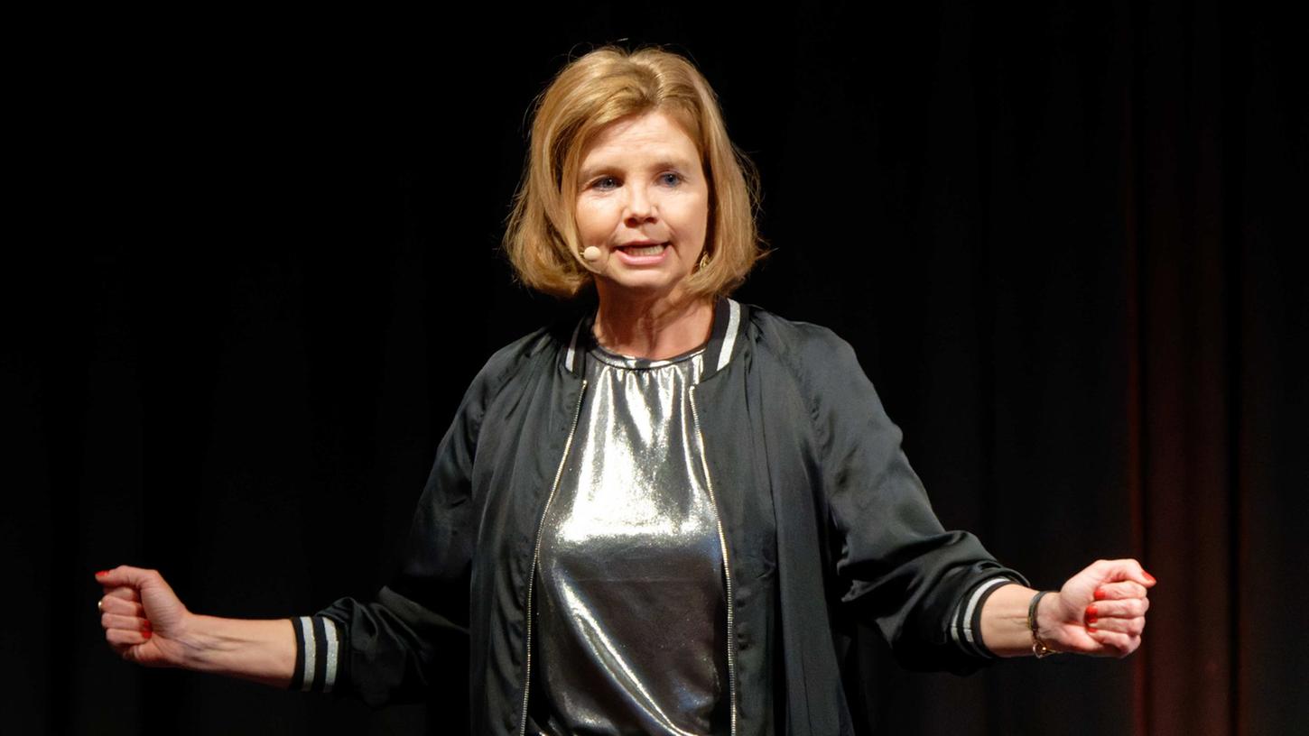 Die Schauspielerin Annette Frier steht bei der Veranstaltung "Remix 4!" beim Literaturfestival Lit.Cologne auf der Bühne. Die Schauspielerin Annette Frier steht bei der Veranstaltung "Remix 4!" beim Literaturfestival Lit.Cologne auf der Bühne.