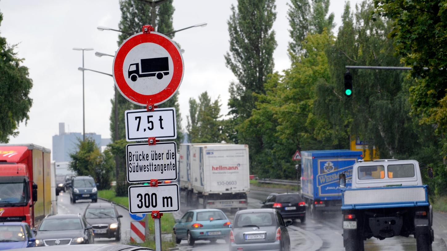 In der Rothenburger Straße im Nürnberger Westen wird gebaut. Deshalb gibt es Änderungen im Busverkehr. In der Rothenburger Straße im Nürnberger Westen wird gebaut. Deshalb gibt es Änderungen im Busverkehr.