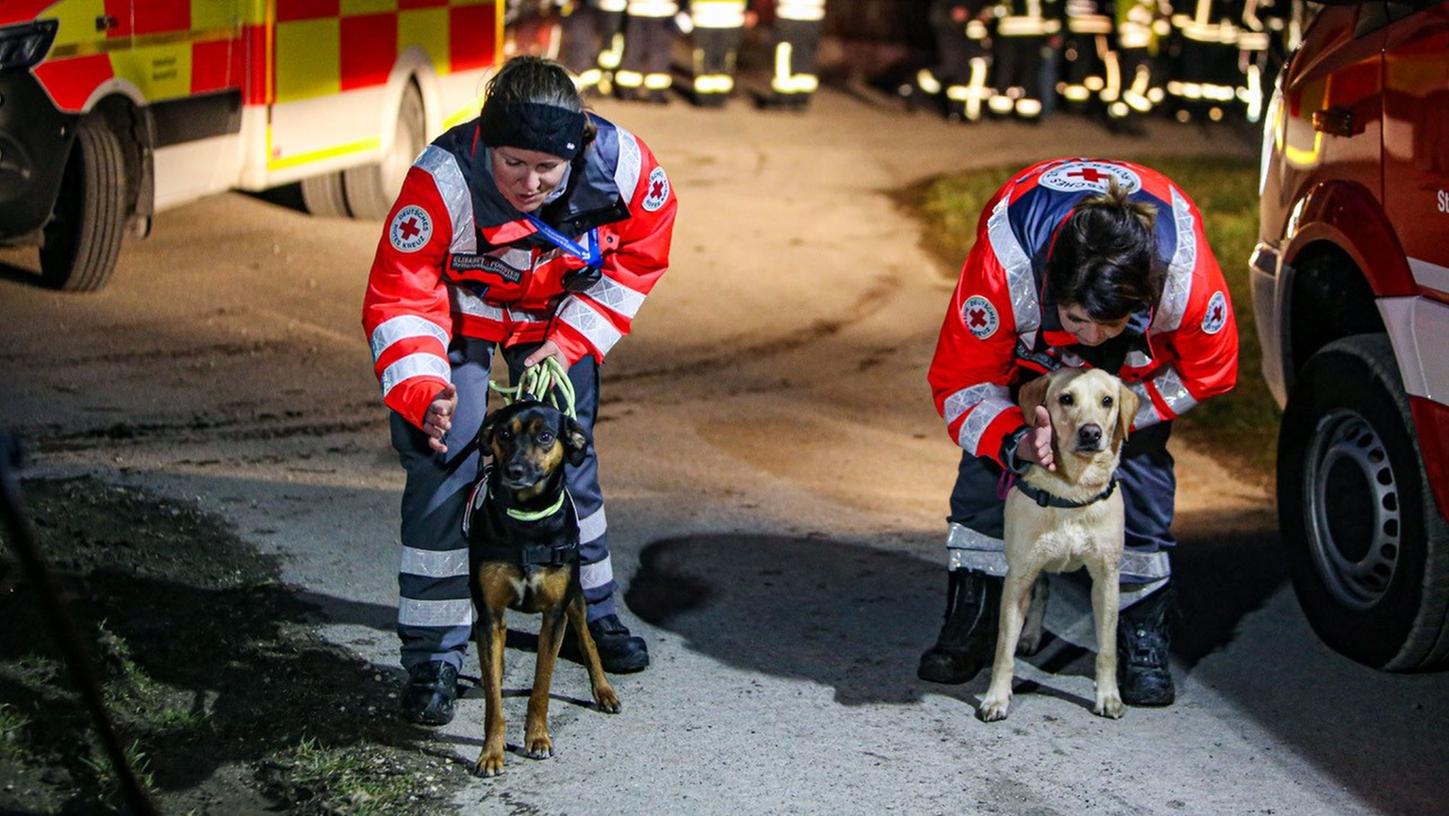 Mehr als 30 Suchhunde waren im Einsatz. Den ersten Hinweis auf den Aufenthaltsort des vermissten Manns lieferte aber eine Drohne. Mehr als 30 Suchhunde waren im Einsatz. Den ersten Hinweis auf den Aufenthaltsort des vermissten Manns lieferte aber eine Drohne.