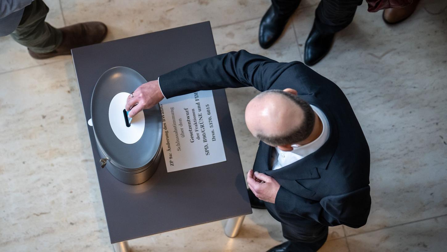 Bundeskanzler Olaf Scholz bei der Stimmabgabe im Rahmen der namentlichen Abstimmung im Bundestag.