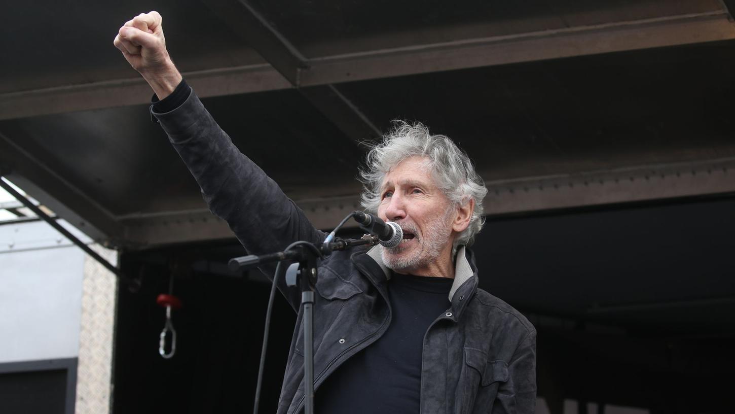 Der Pink-Floyd-Bassist Roger Waters geht juristisch gegen die behördlichen Absagen seiner Konzerte in München und Frankfurt vor und wehrt sich gegen Antisemitismus-Vorwürfe.