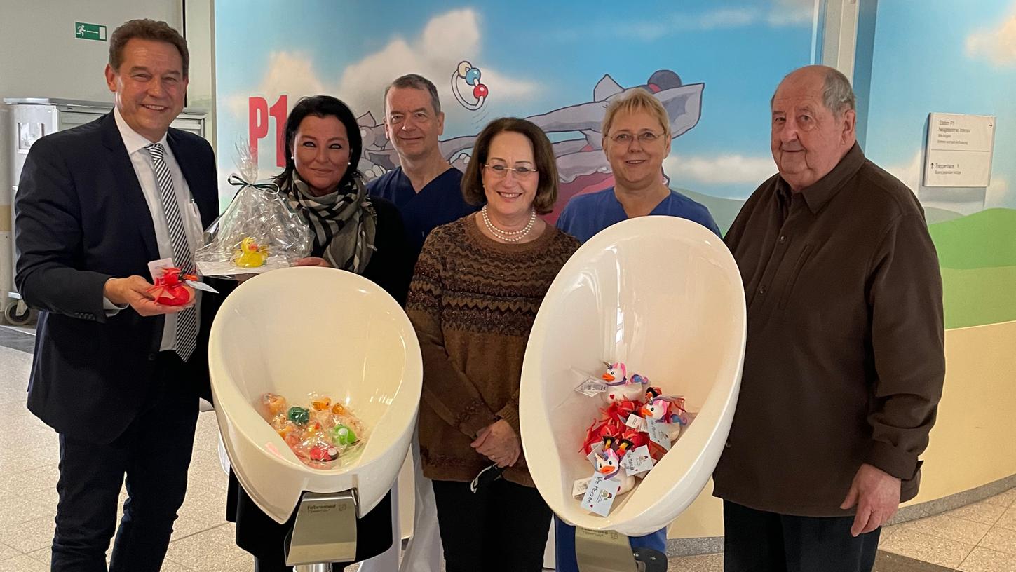 Ausgeklügelte Wannen für die Kleinsten: Bürgermeister Markus Braun (li.), Prof. Dr. Jens Klinge und Teamleiterin Monika Roggatz (beide hinten) bedankten sich bei Susanne Haselmann (2. v. li.), Helga Middendorf und Wolfgang Bürner vom Förderverein. Ausgeklügelte Wannen für die Kleinsten: Bürgermeister Markus Braun (li.), Prof. Dr. Jens Klinge und Teamleiterin Monika Roggatz (beide hinten) bedankten sich bei Susanne Haselmann (2. v. li.), Helga Middendorf und Wolfgang Bürner vom Förderverein.