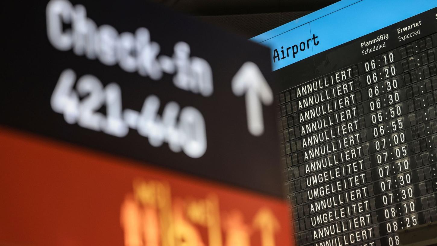 Auf einer Anzeigetafel am Flughafen Köln/Bonn sind annullierte und umgeleitete Flüge aufgelistet.