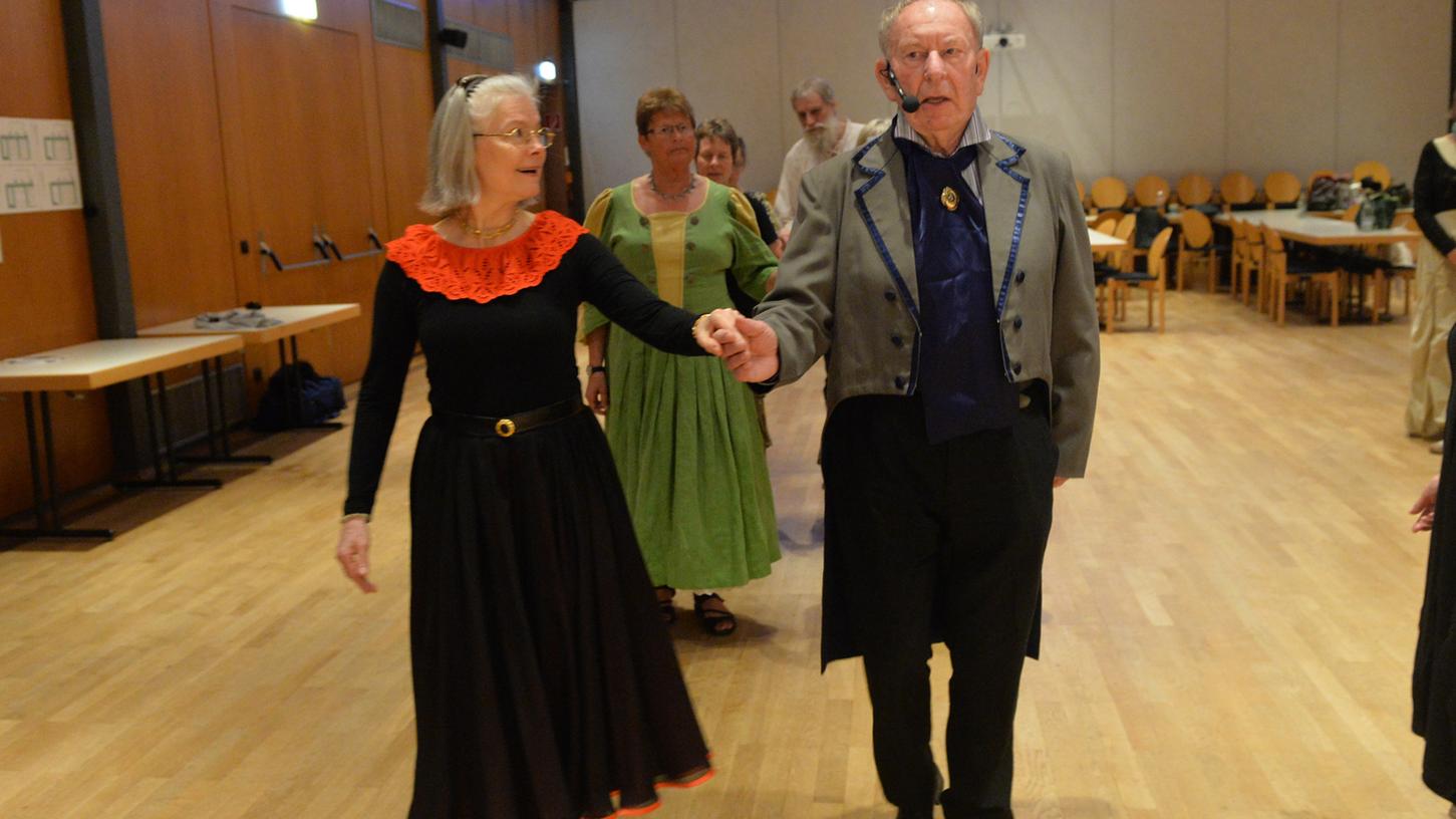 Axel Röhrborn, Gründungsmitglied und Tanzleiter des Erlanger Tanzhauses, hört auf. eine letzte Ehrenrunde dreht der 83-Jährige am 18. März noch, ehe er die Tanzfläche für immer verlässt.