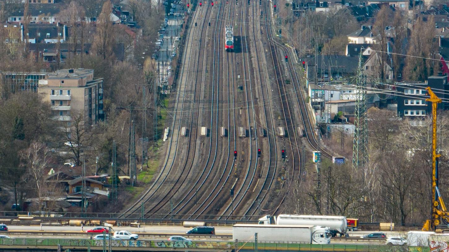 Die 8-spurige Bahnstrecke am Autobahnkreuz Kaiserberg. (Symbolbild)