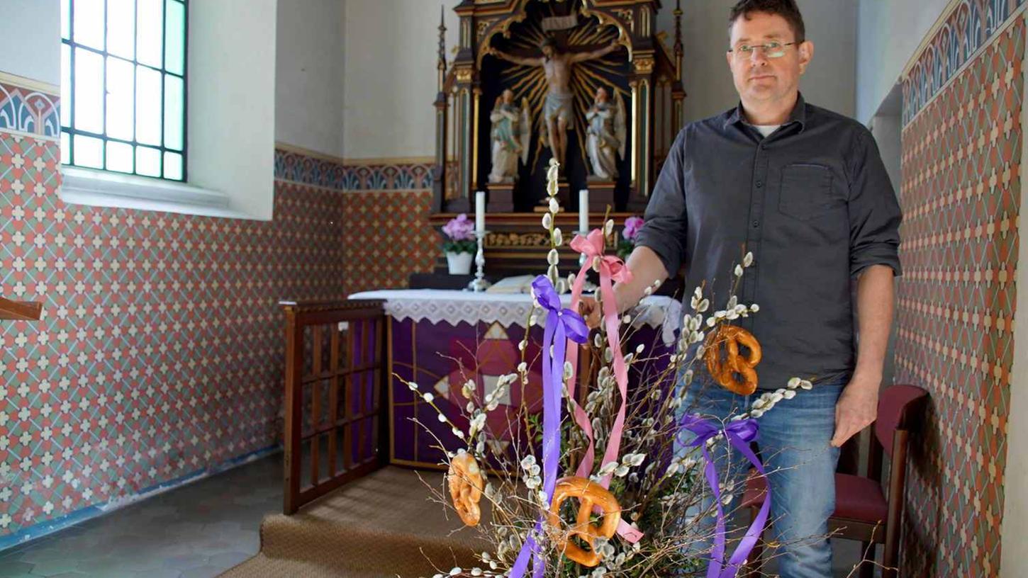 Symbolträchtiger Brauch: Jürgen Lechner mit dem von ihn angefertigten Lätare-Strauß in der Kirche „St. Michael“ zu Wachstein.  