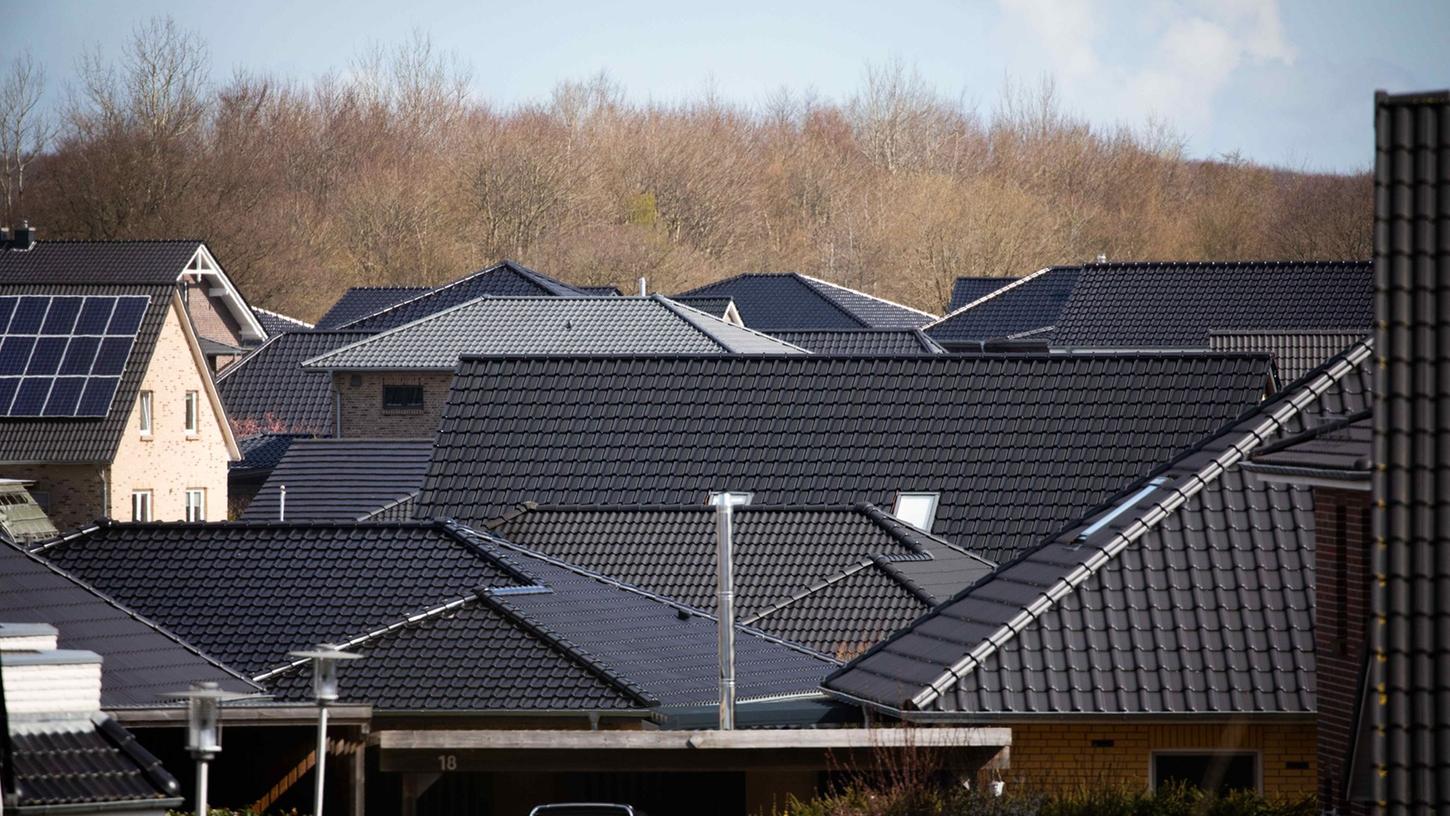 Verschiedene Häuser einer Wohnsiedlung mit Einfamilienhäusern und Doppelhäusern in einem Wohngebiet am Rande von Schleswig.