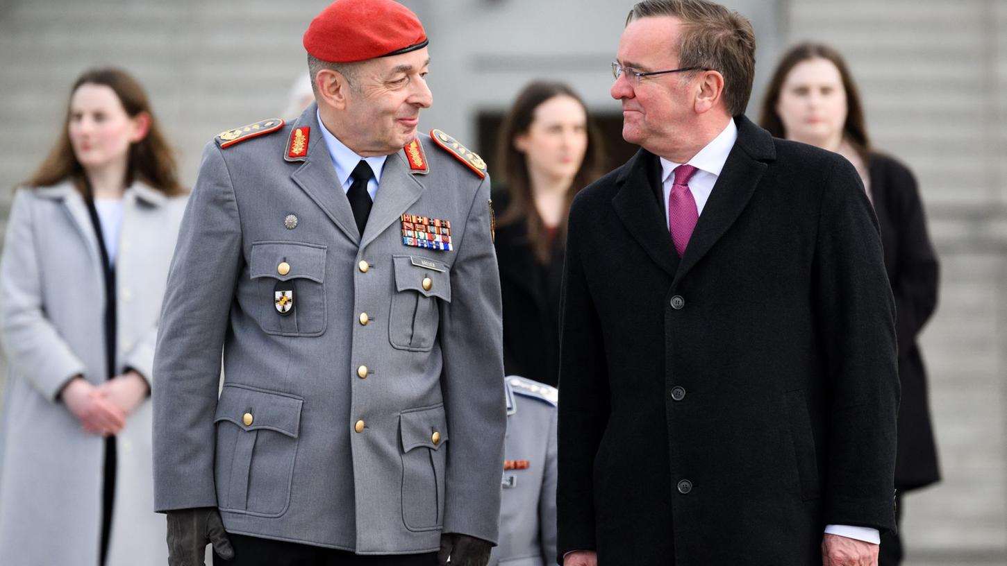 Verteidigungsminister Boris Pistorius (r) mit dem neuen Generalinspekteur der Bundeswehr, Carsten Breuer.