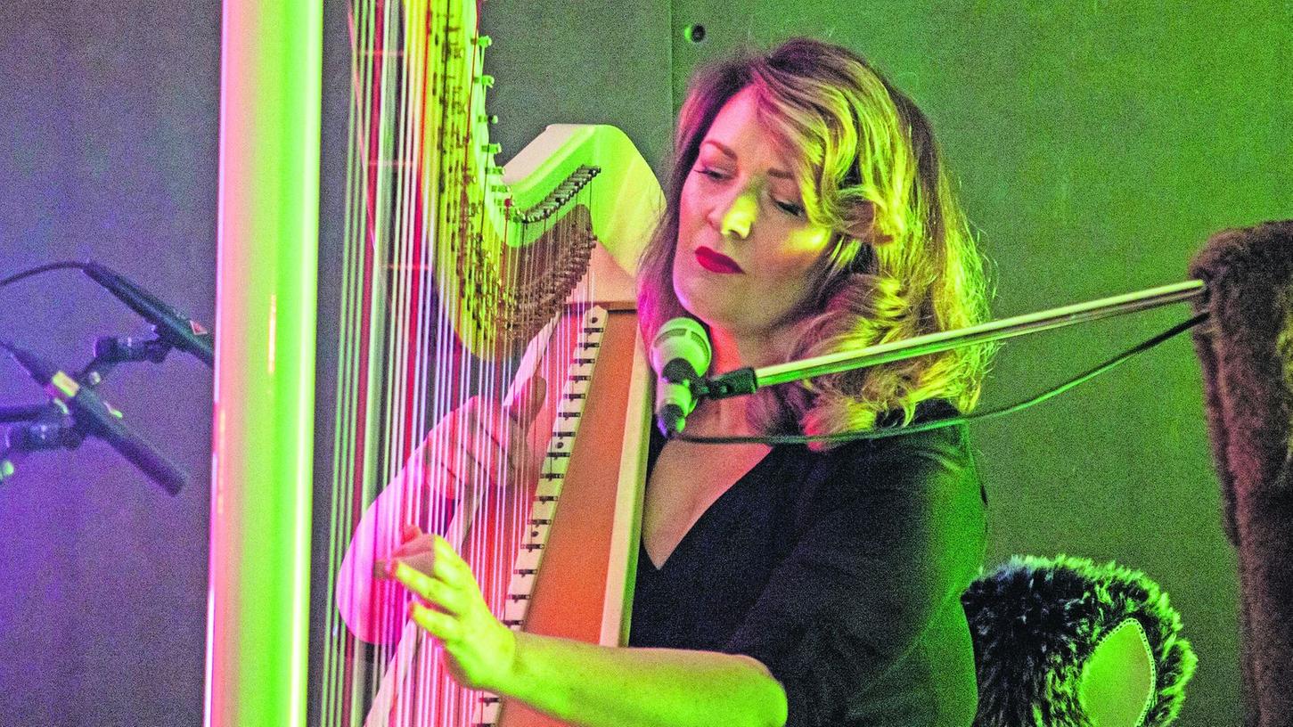  Liebesgrüße aus dem Limousin: Anna Boulic servierte die seltene Kombination aus Harfe, Blues und charmantem Entertainment.