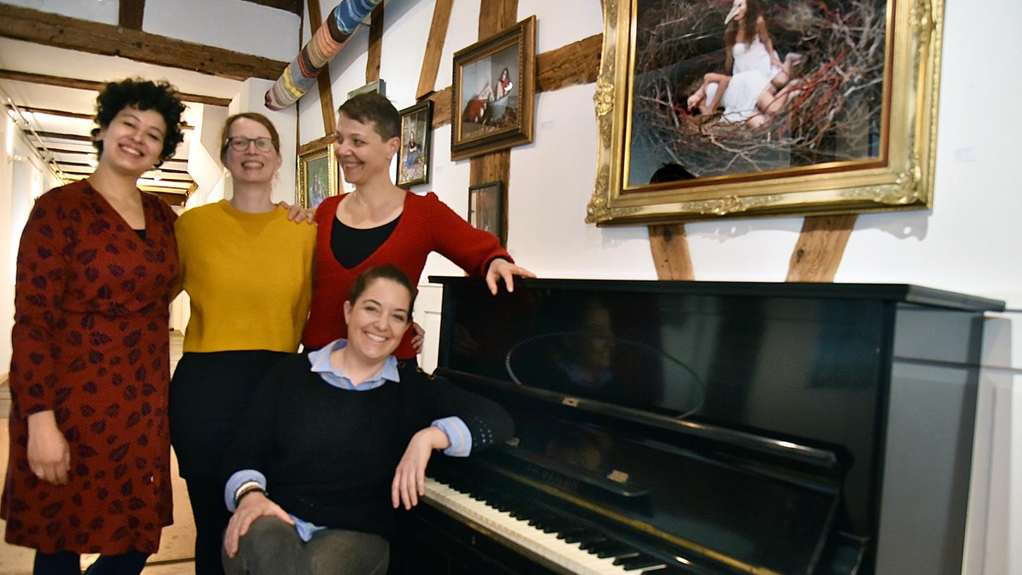 Kreative Damen im Coworkingspace Kreativlabor: Carolina Martinez, Petra Häfner und  Katrin Königsmann (von links), sitzend Juliette Pille.