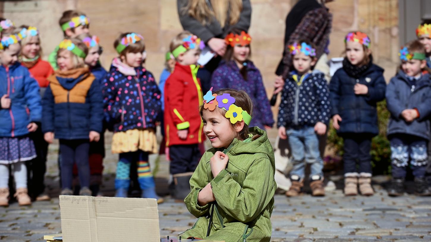 Der Kindergarten Storchennest begrüßte mit vielen Liedern auf dem Kirchenplatz von St. Michael in der Fürther Altstadt den Frühling.