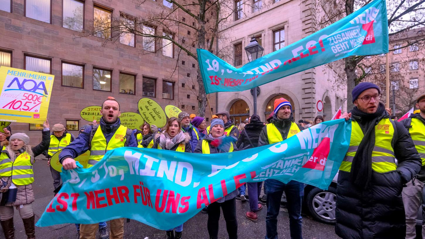 In Nürnberg gehen derzeit die Beschäftigten des öffentlichen Dienstes für mehr Geld auf die Straße. Nächste Woche sind auch Einrichtungen des Jugendamts betroffen. In Nürnberg gehen derzeit die Beschäftigten des öffentlichen Dienstes für mehr Geld auf die Straße. Nächste Woche sind auch Einrichtungen des Jugendamts betroffen.