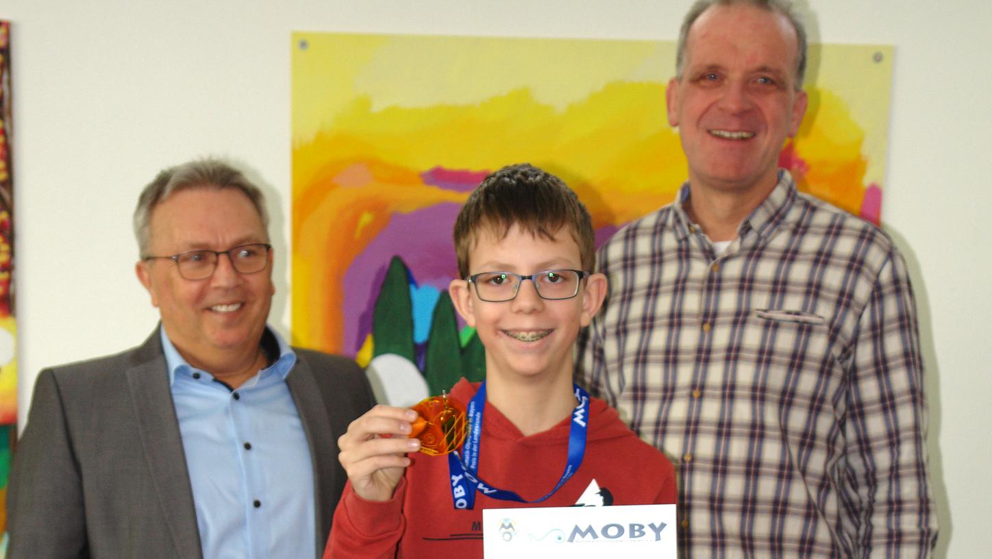 Schulleiter Siegfried Reck, der stolze Sieger Josua Stern und der betreuende Mathematiklehrer StD Klaus Metschnabl. Schulleiter Siegfried Reck, der stolze Sieger Josua Stern und der betreuende Mathematiklehrer StD Klaus Metschnabl.