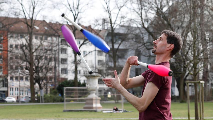 Sport und Spiel im Freien: Darauf haben viele sehnlichst gewartet. Uli übt im Stadtpark Jonglieren.